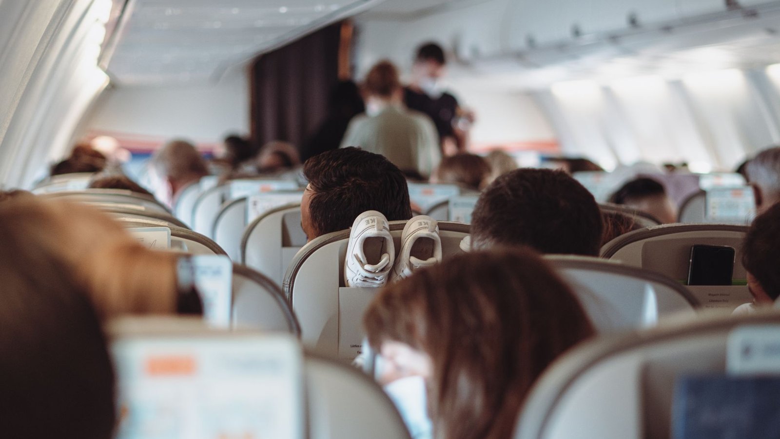 Compartiments à bagages ouverts au-dessus des sièges dans la cabine d'un avion