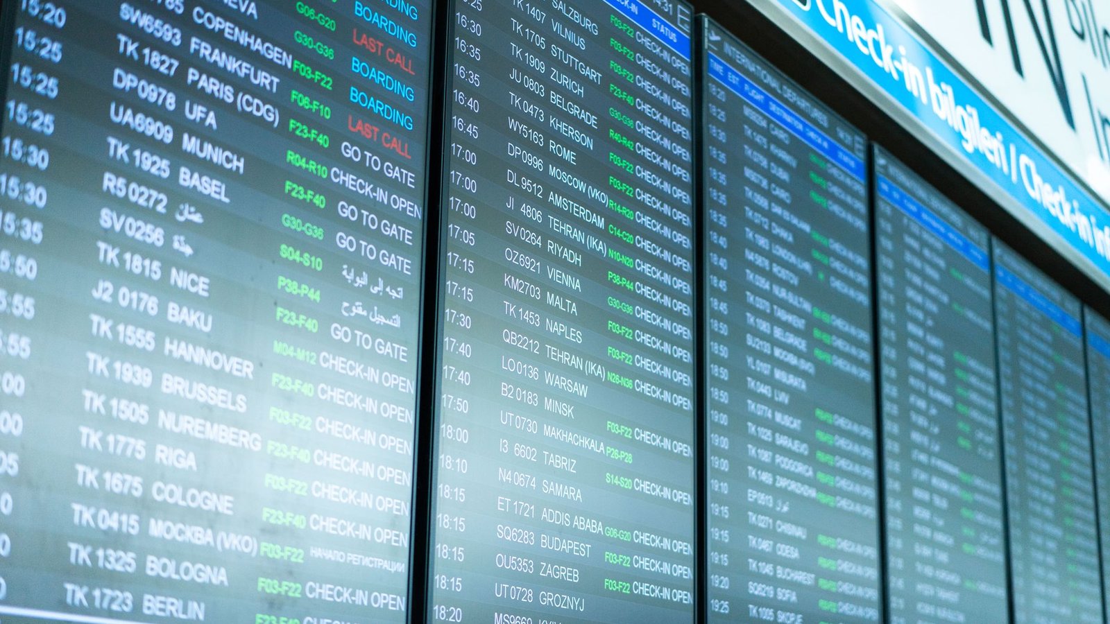 Agent de compagnie aérienne contrôlant un bagage cabine à la porte d'embarquement