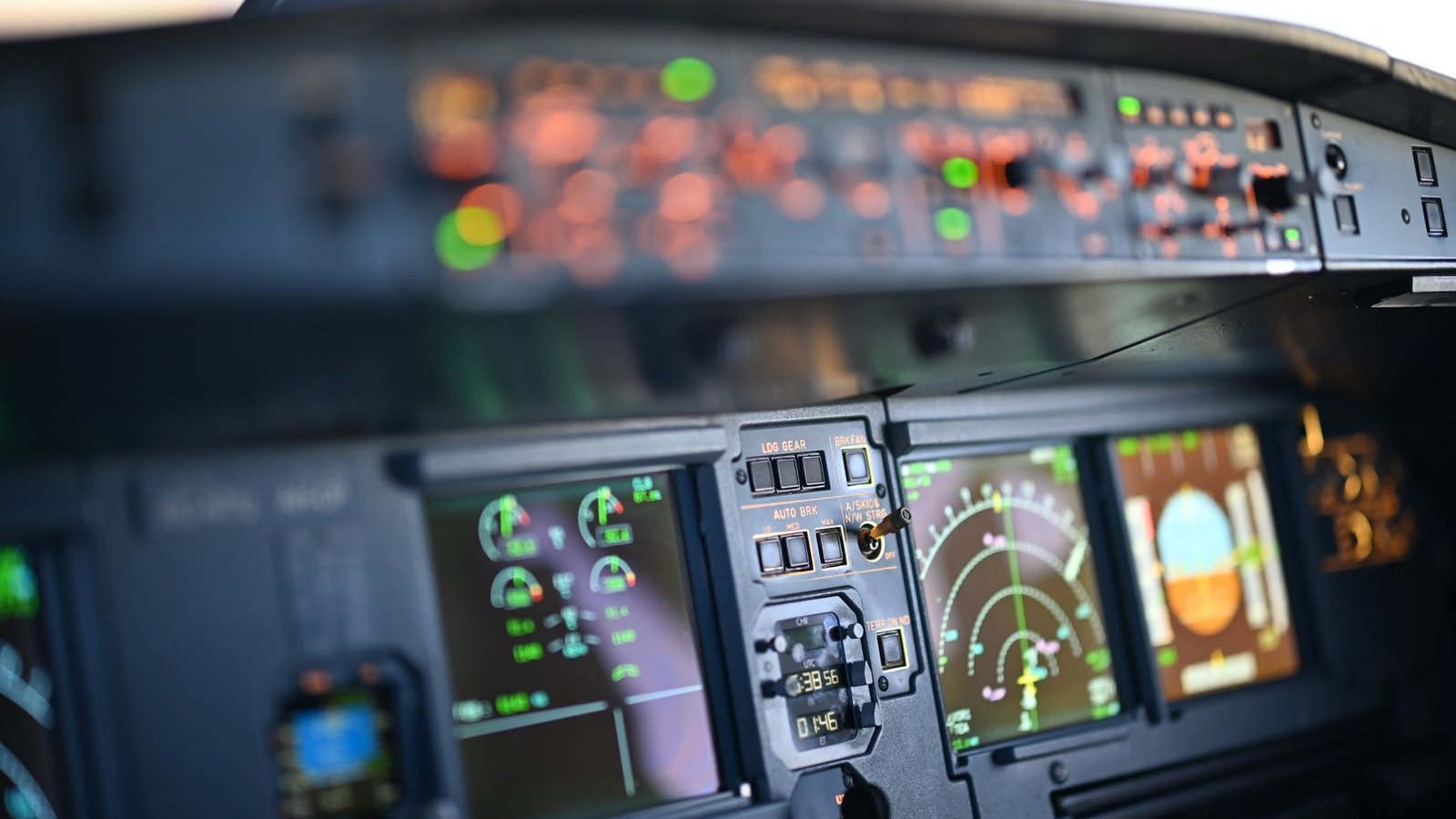Tableau de bord d'un cockpit d'avion avec instruments de navigation