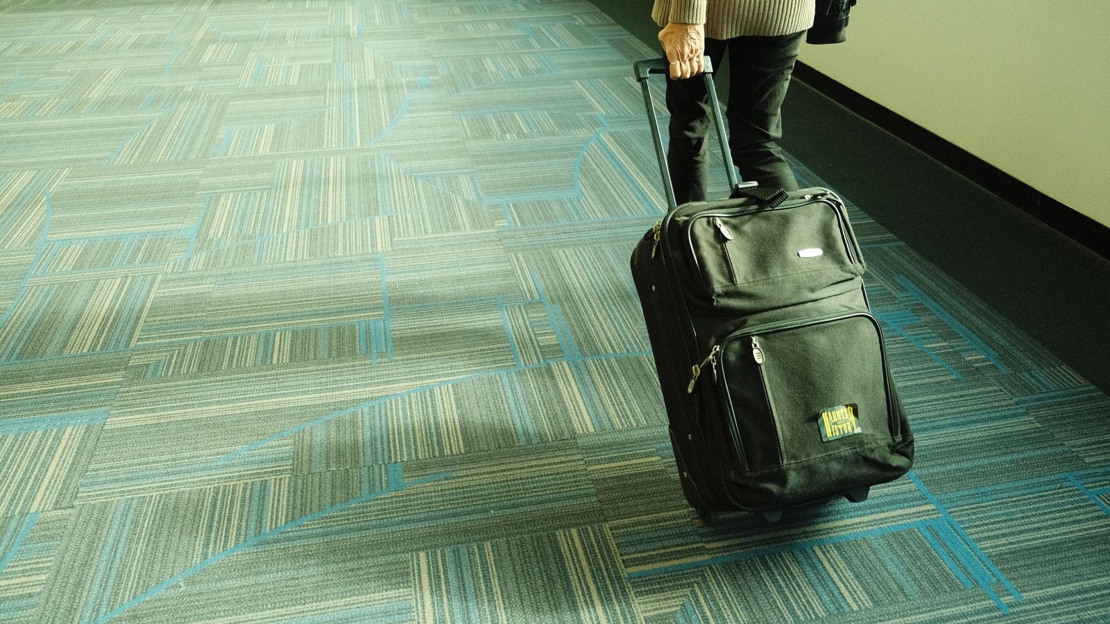 Voyageur endormi dans un fauteuil de salon d'aéroport