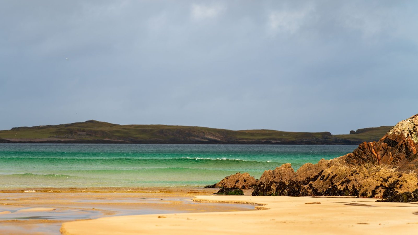 Plage de Traigh Mhòr à marée basse sur l'île de Barra, dans les Hébrides écossaises, avec le sable blanc et les eaux turquoise