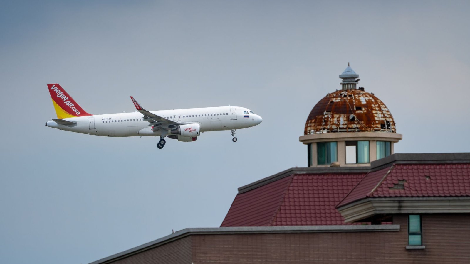 Avion en approche finale au-dessus d'immeubles résidentiels urbains