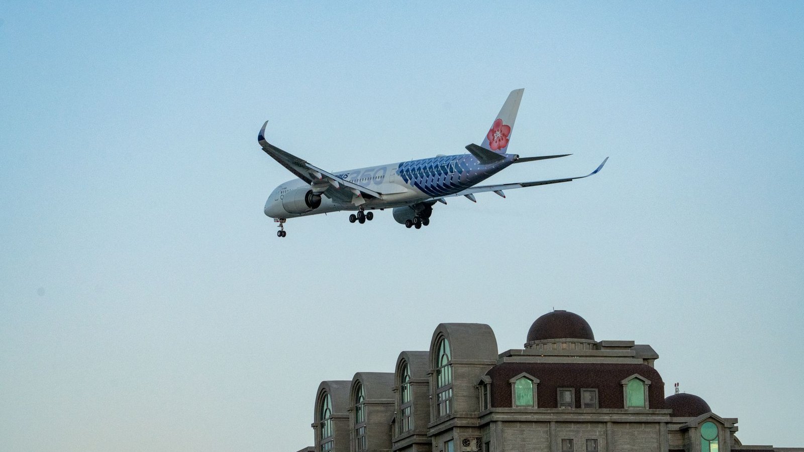 Vue depuis le cockpit d'un avion en approche au-dessus d'immeubles urbains denses