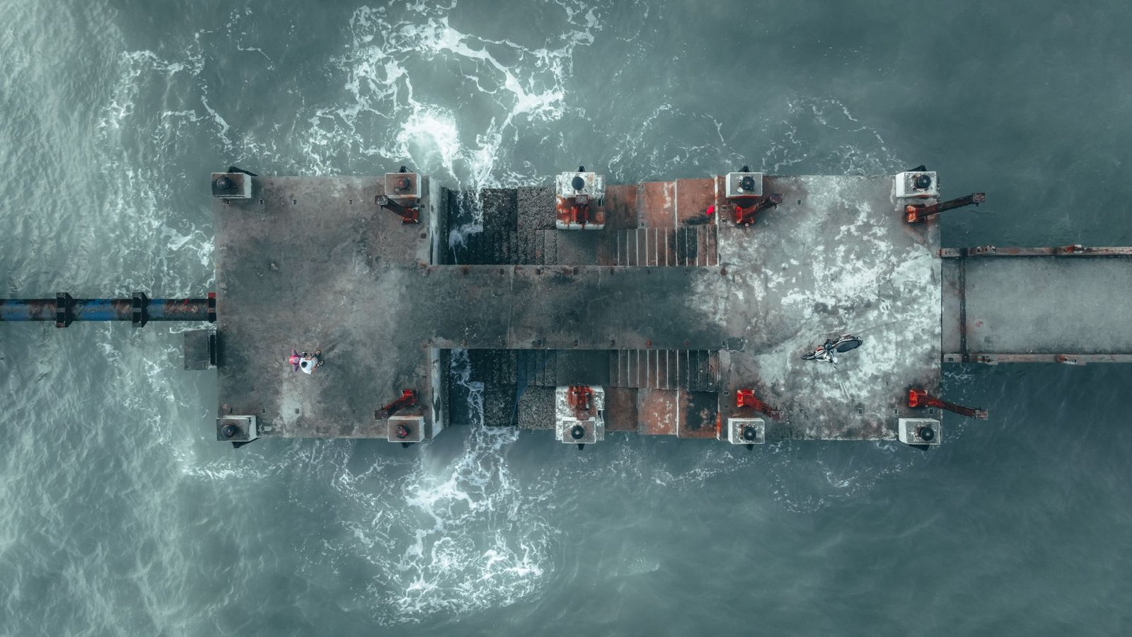 Colonnes de béton soutenant une structure au-dessus de la mer, vue aérienne