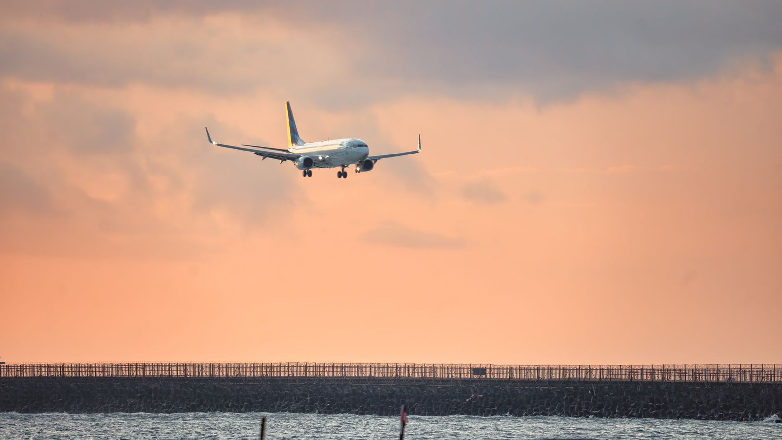 La piste de l'aéroport de Madère vue depuis le côté, reposant sur des colonnes de béton au-dessus de l'eau