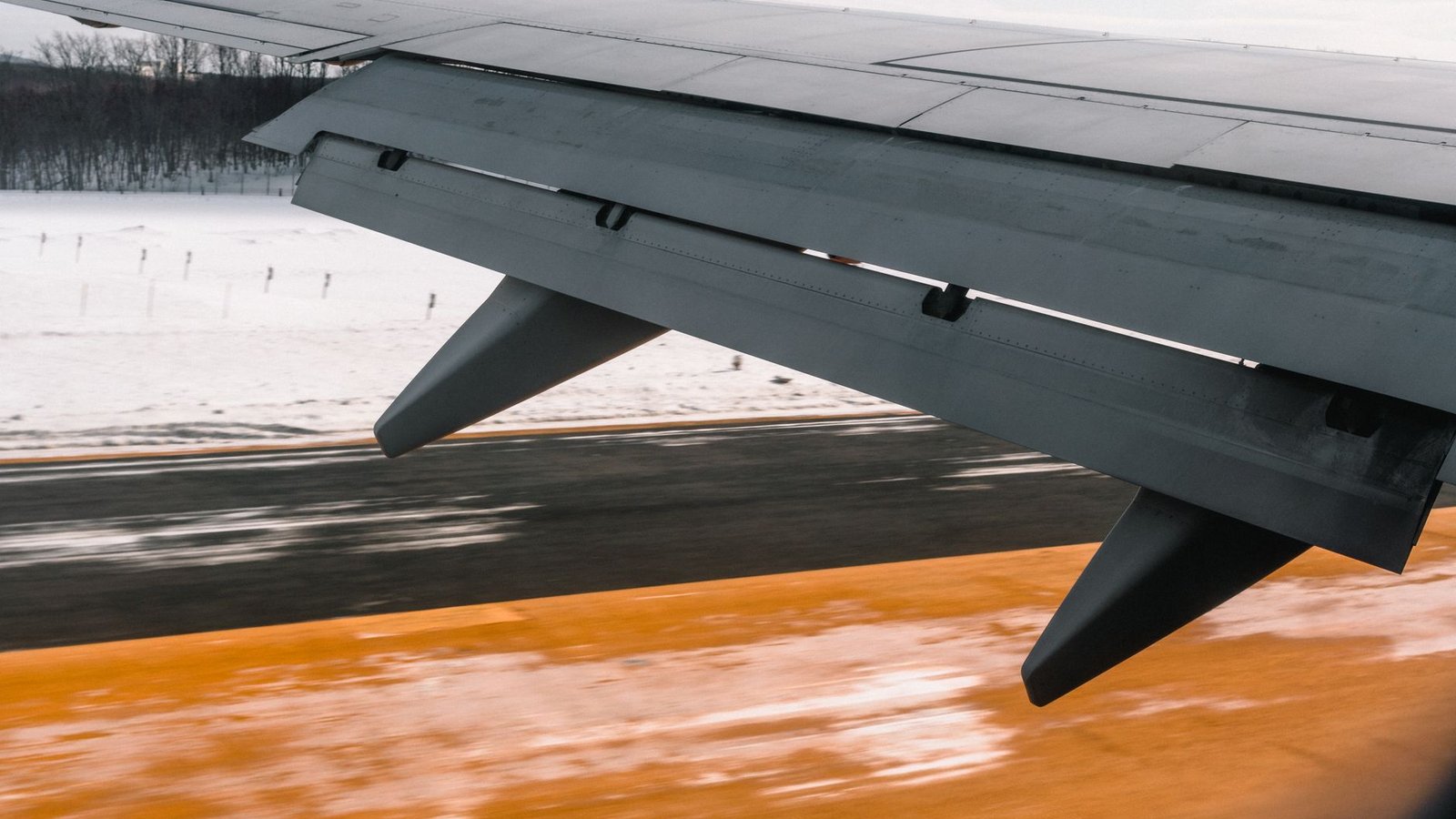 Piste enneigée de l'aéroport de Longyearbyen au Svalbard sous un ciel arctique