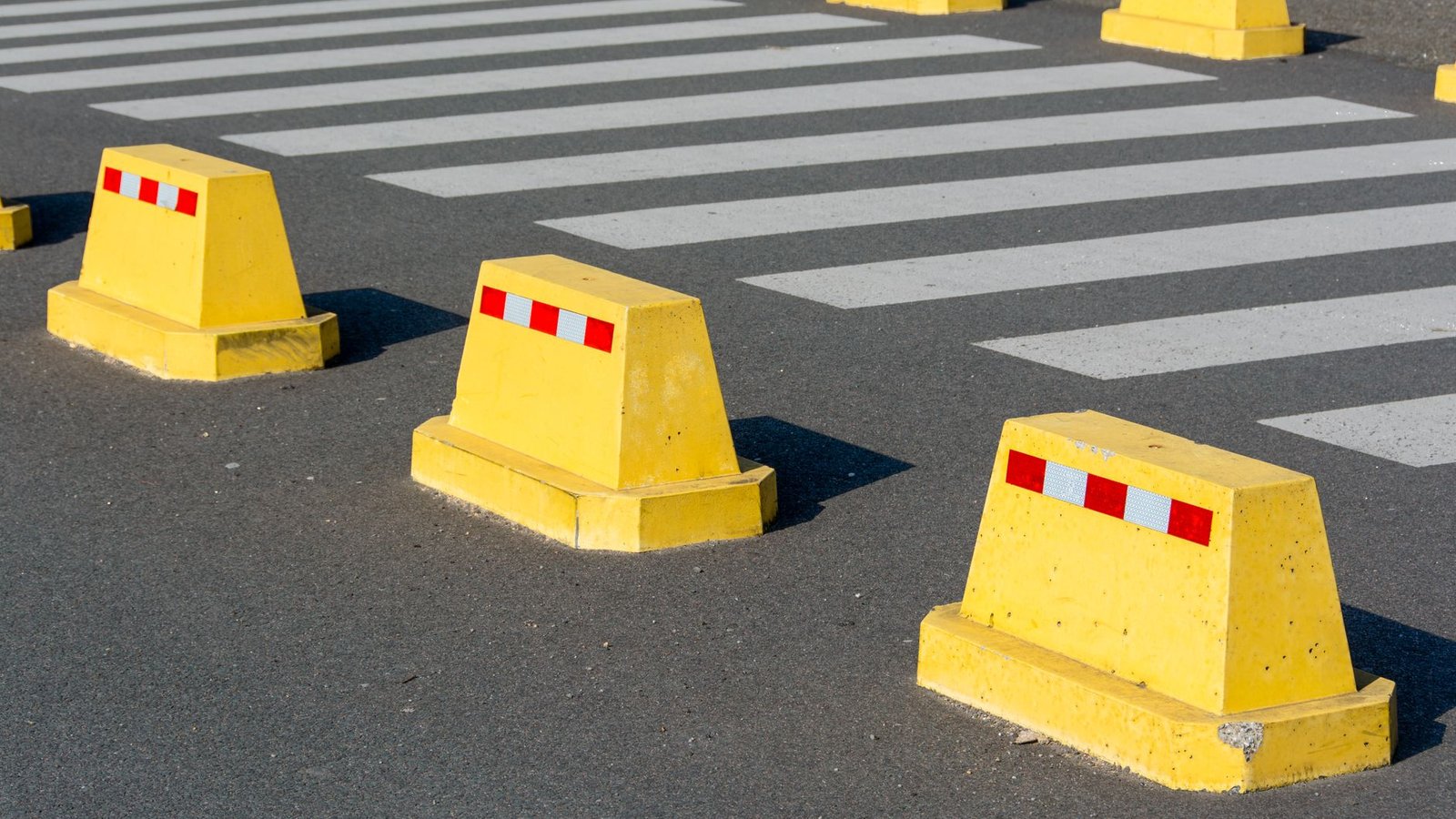 Barrières automatiques fermant la route au passage d'un avion sur une piste d'aéroport