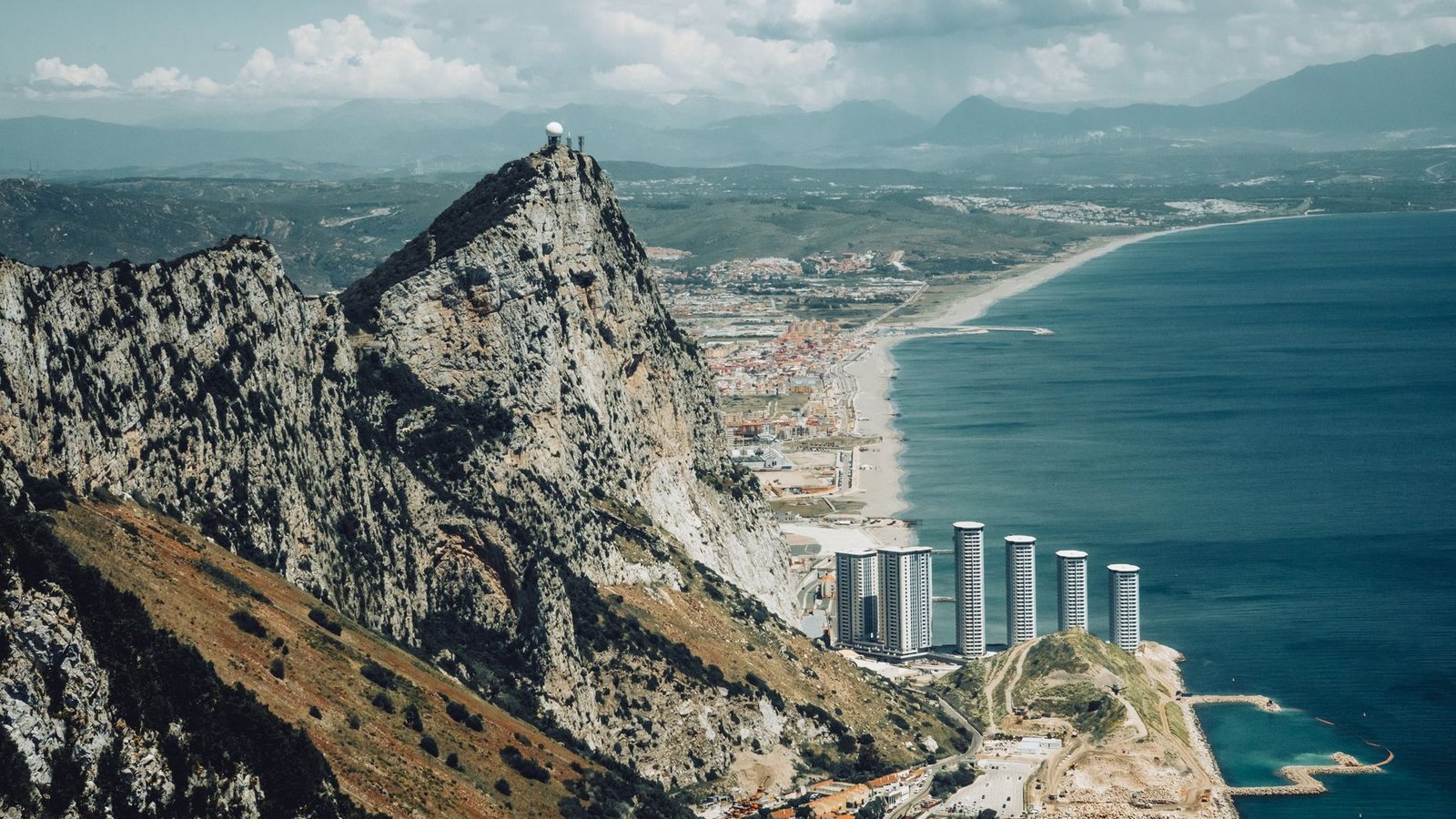 Vue aérienne du rocher de Gibraltar avec la piste d'atterrissage qui coupe la route principale