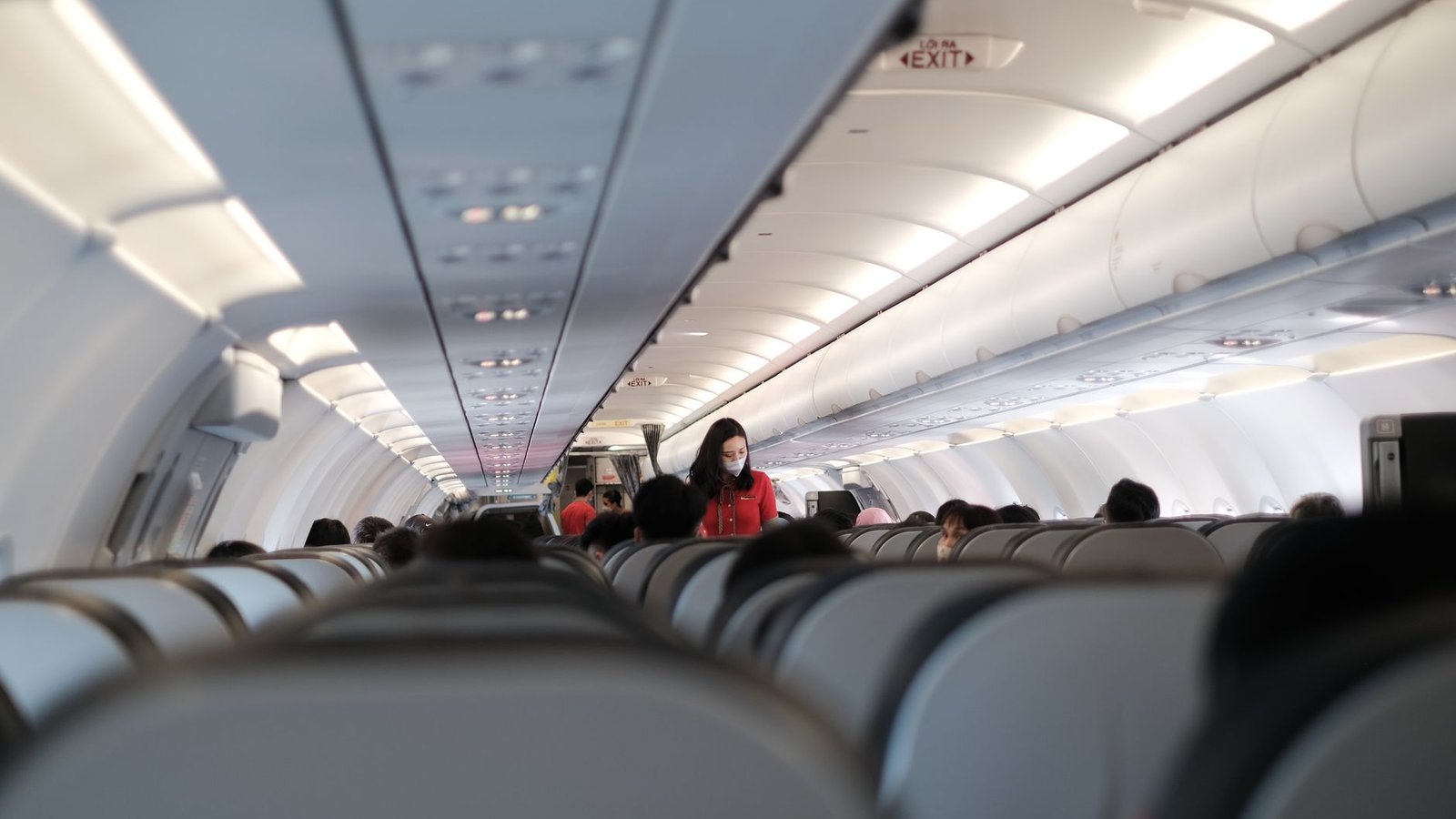 Agent de bord dans la cabine d'un avion en position pour le décollage