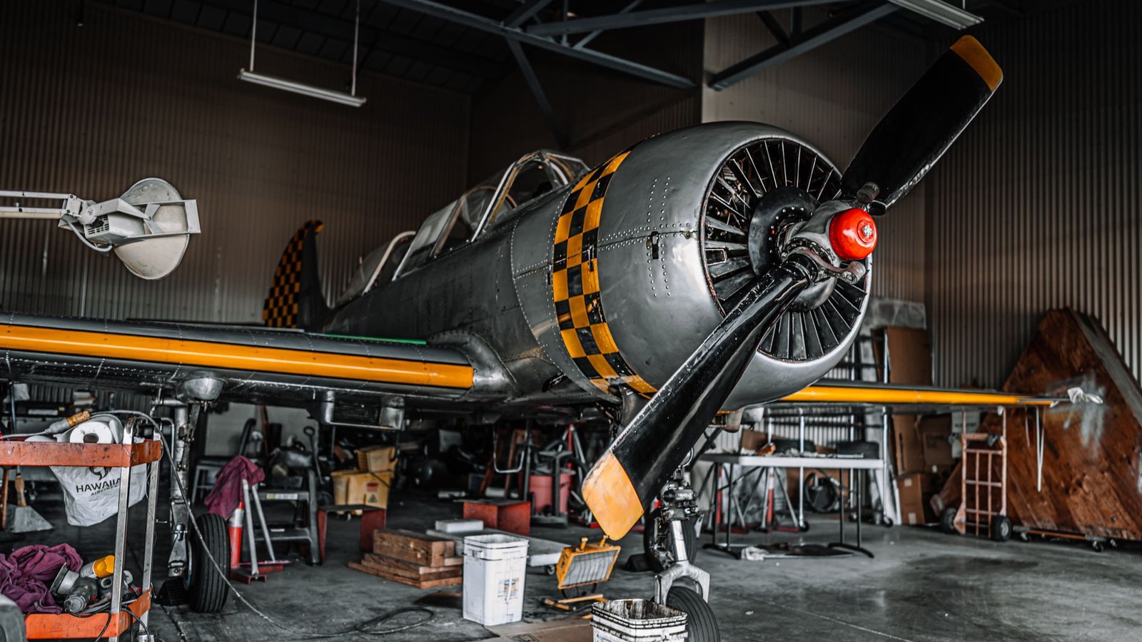 Technicien travaillant sur le démontage d'un réacteur d'avion commercial en hangar