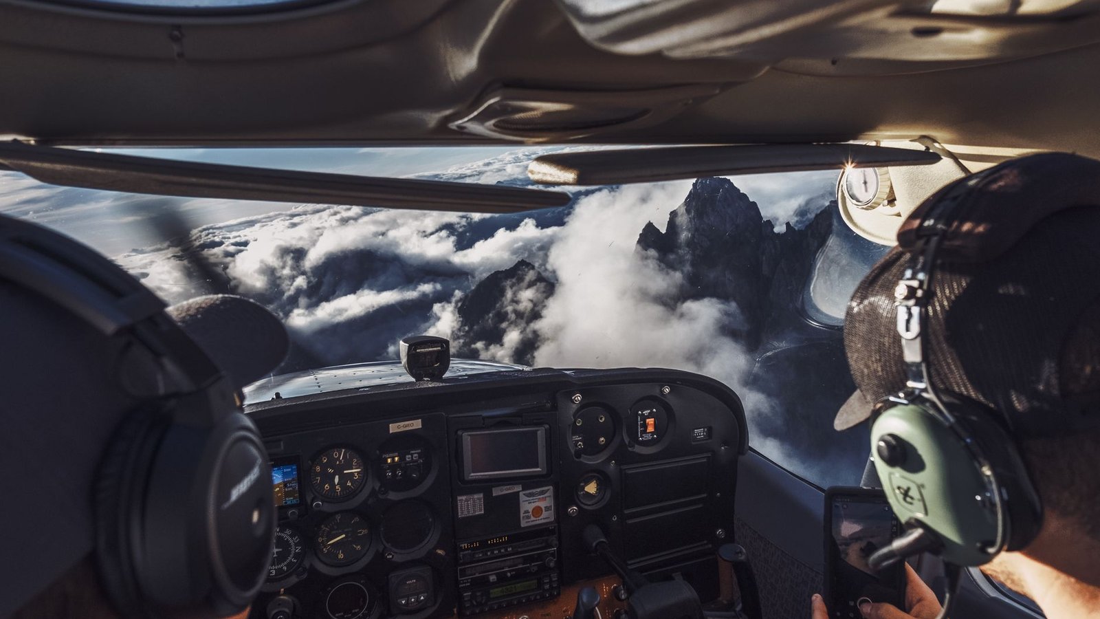 Vue depuis le cockpit d'un petit avion face à un ciel nuageux au-dessus de l'Australie