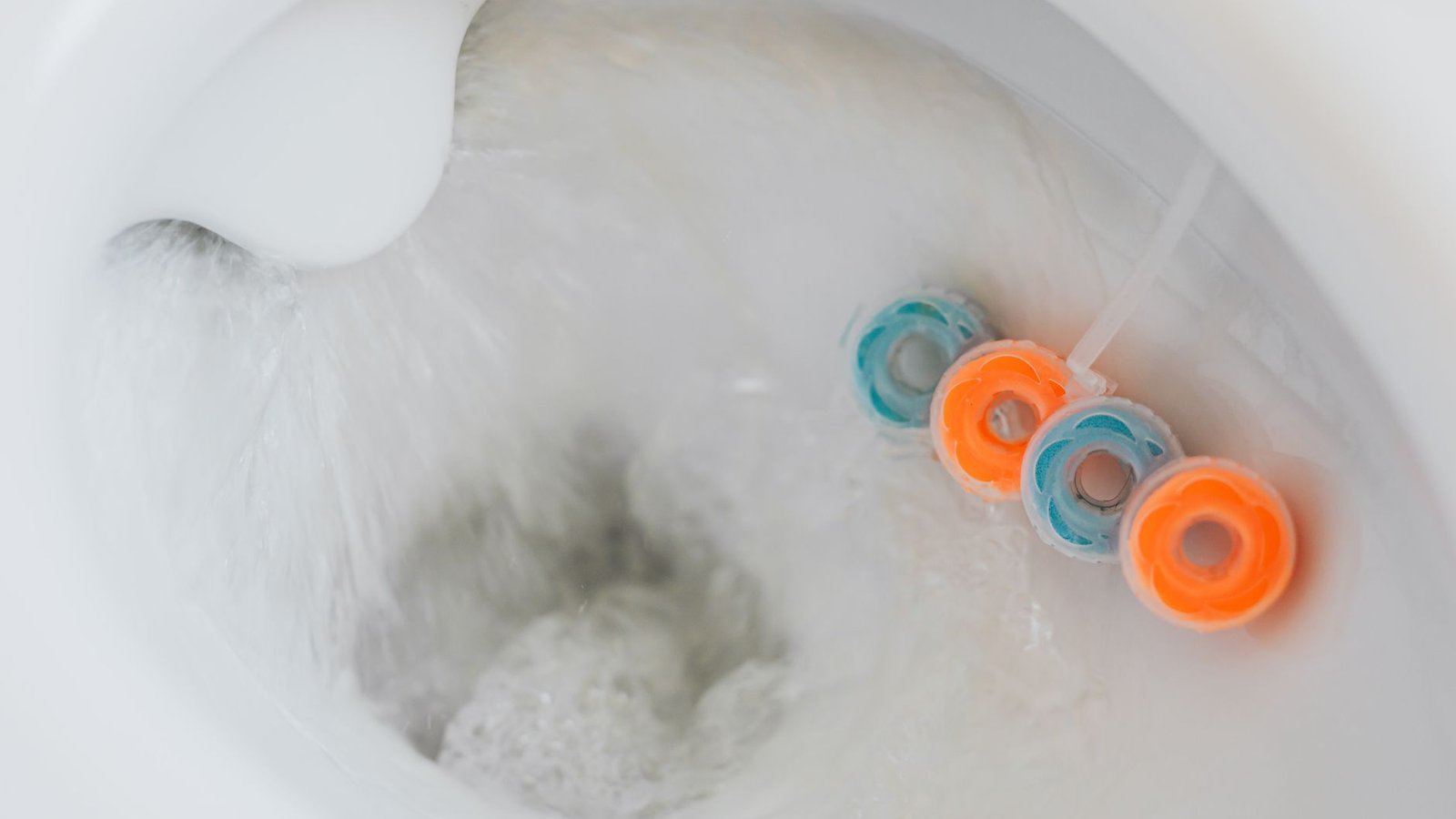 Bouton de chasse d'eau dans les toilettes d'un avion commercial