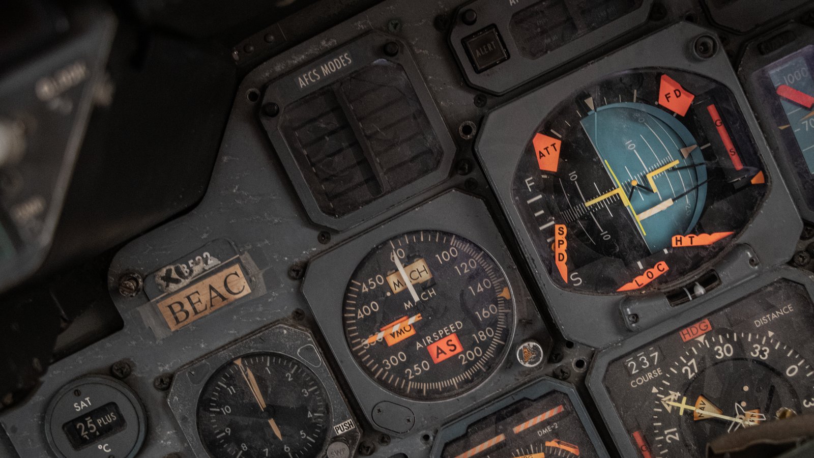 Instruments de bord d'un cockpit d'avion de ligne indiquant l'altitude de croisière