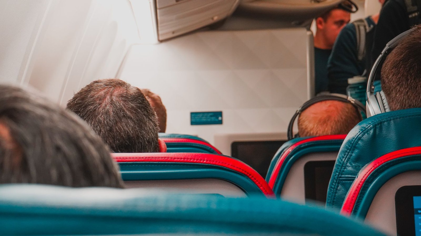 Passager inclinant son dossier de siège dans un avion