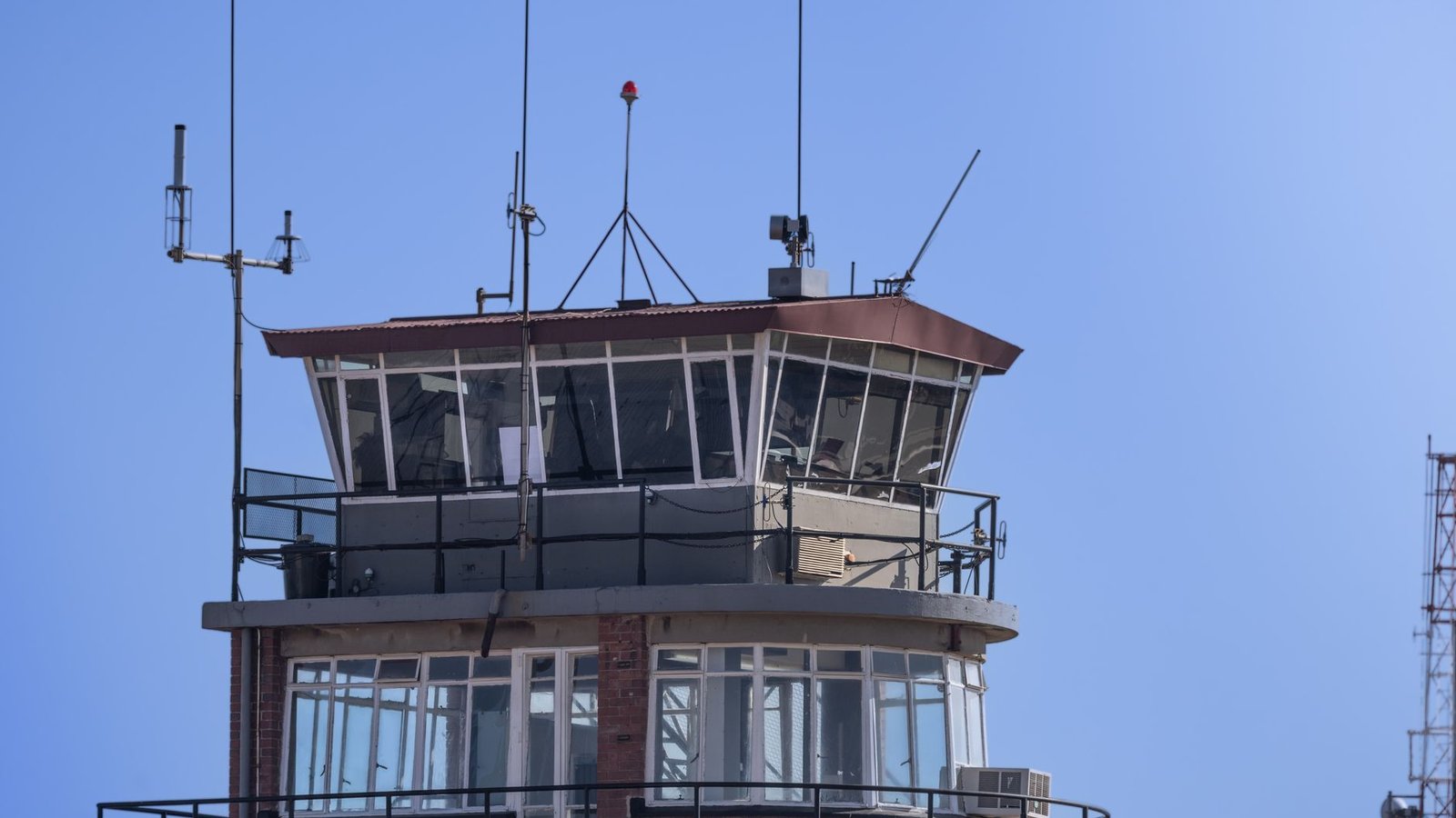 Écran radar du contrôle du trafic aérien avec trajectoires de vols
