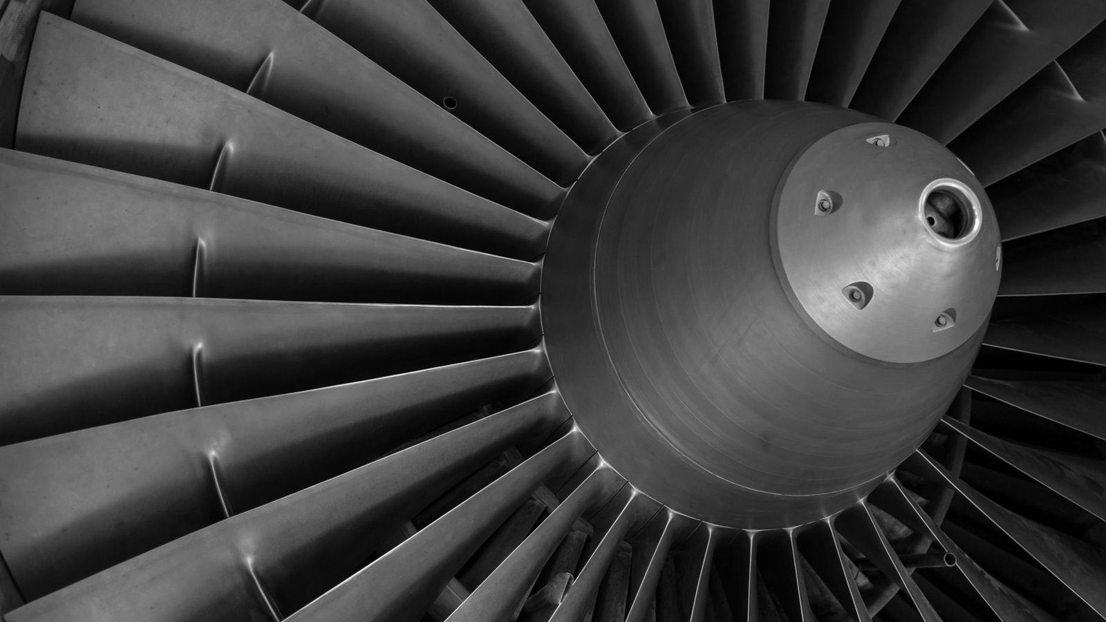 Réacteur d'avion commercial vu de près au sol