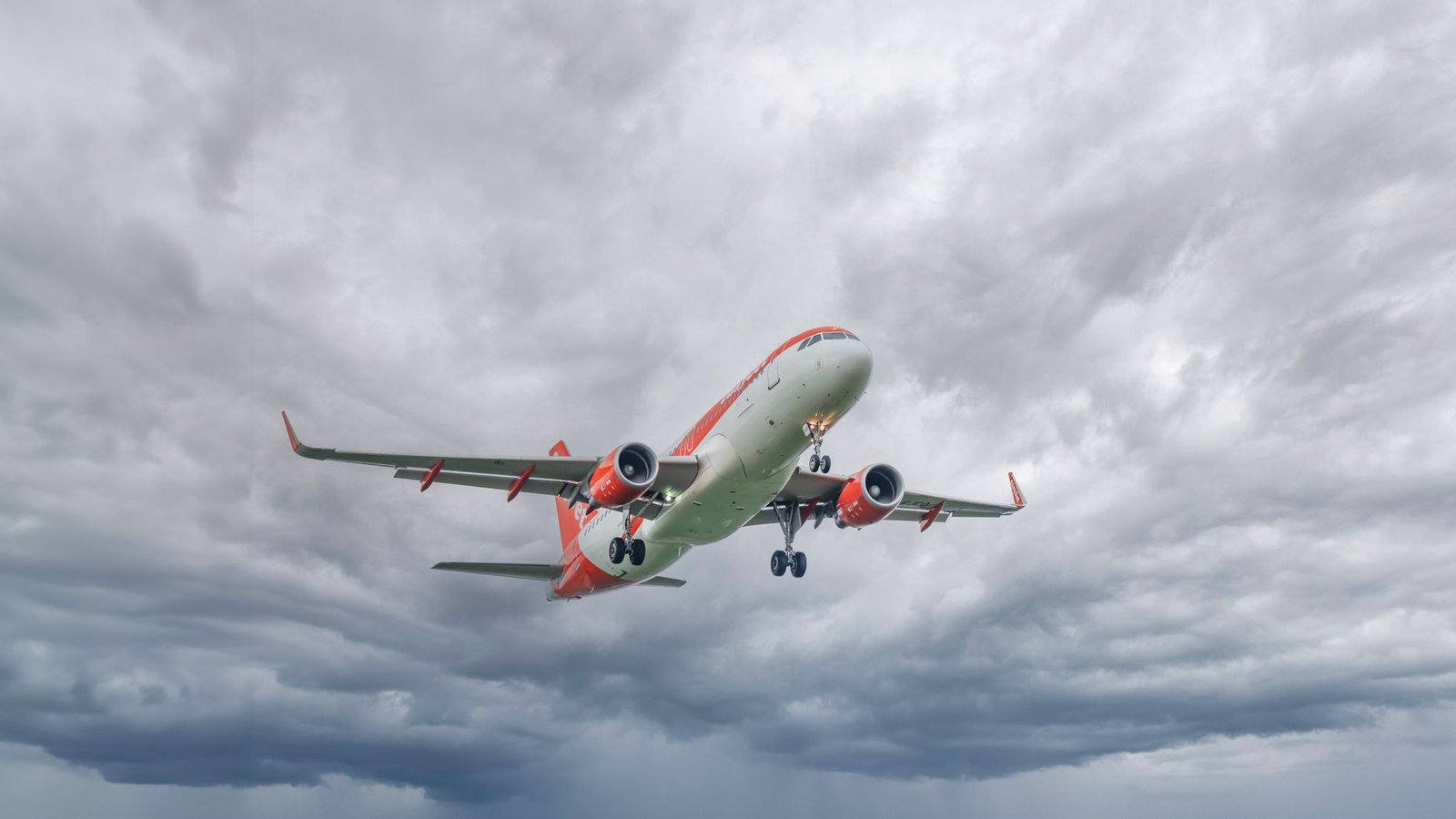 Ciel orageux au-dessus des pistes d'un aéroport en fin de journée