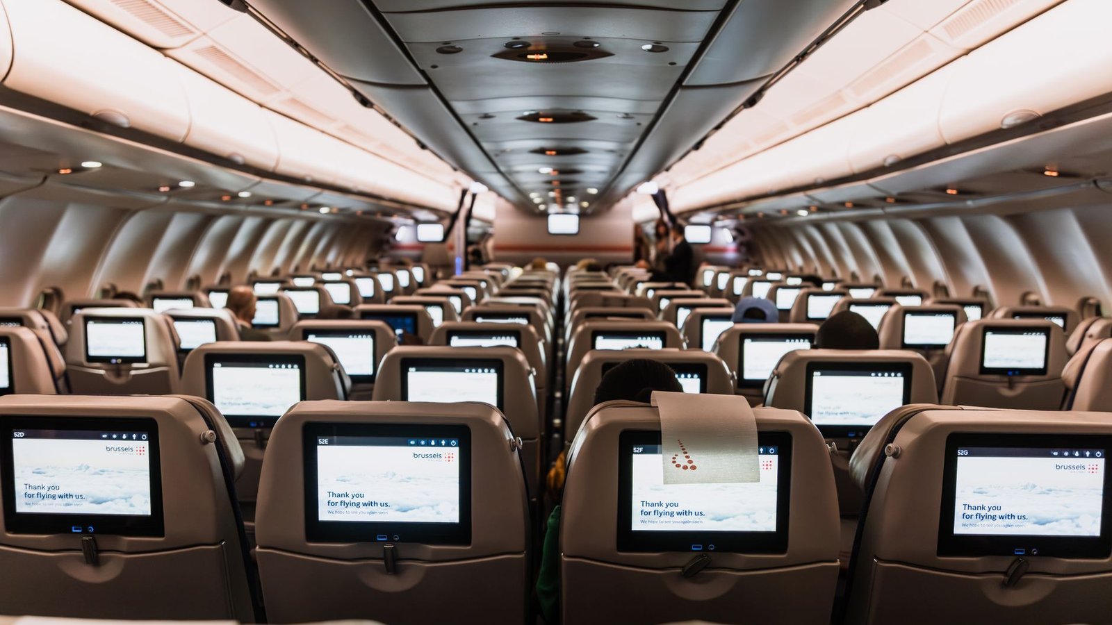 Hôtesse de l'air dans l'allée d'un avion pendant le vol