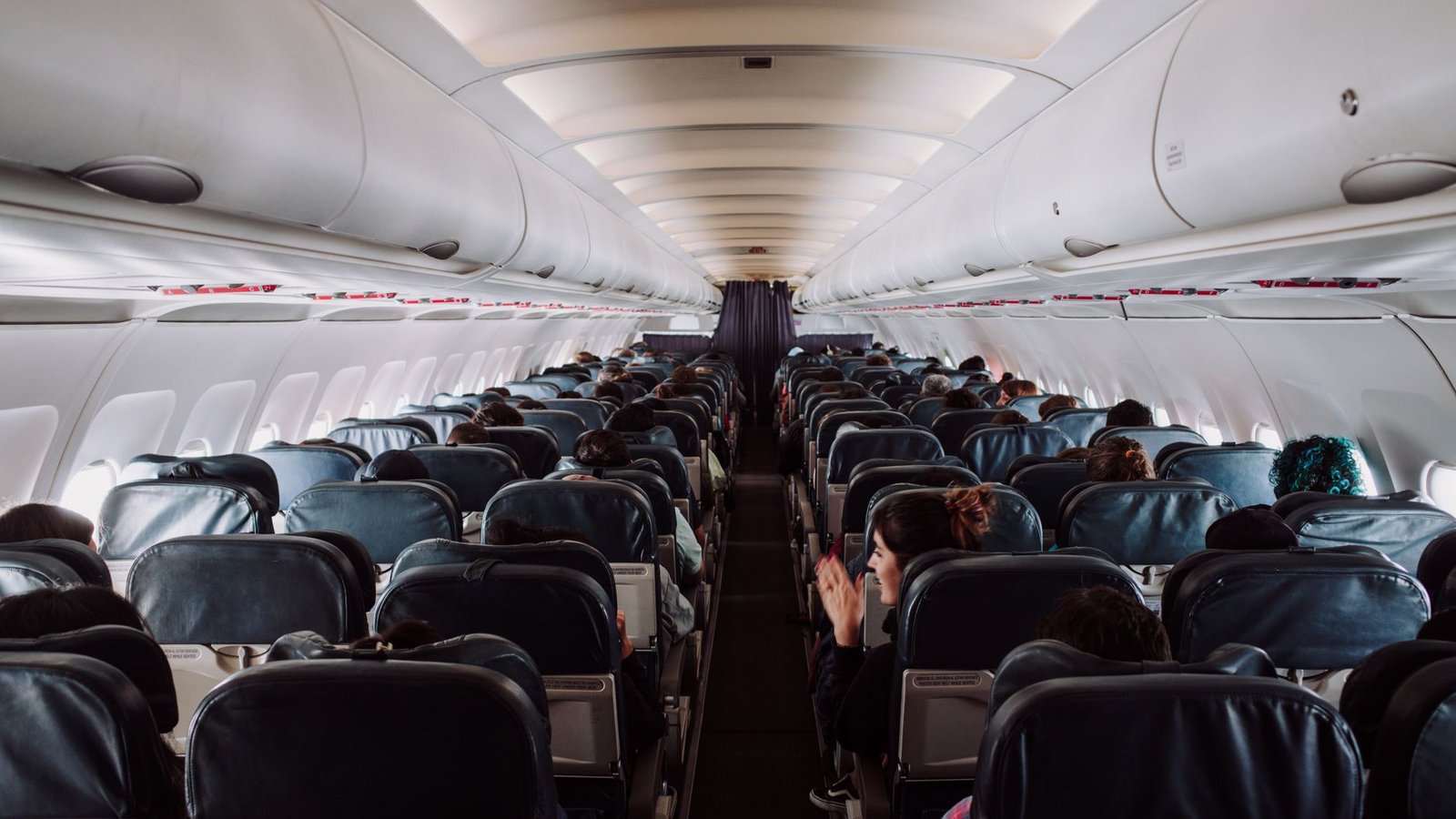 Allée centrale d'une cabine économique d'avion avec sièges de chaque côté