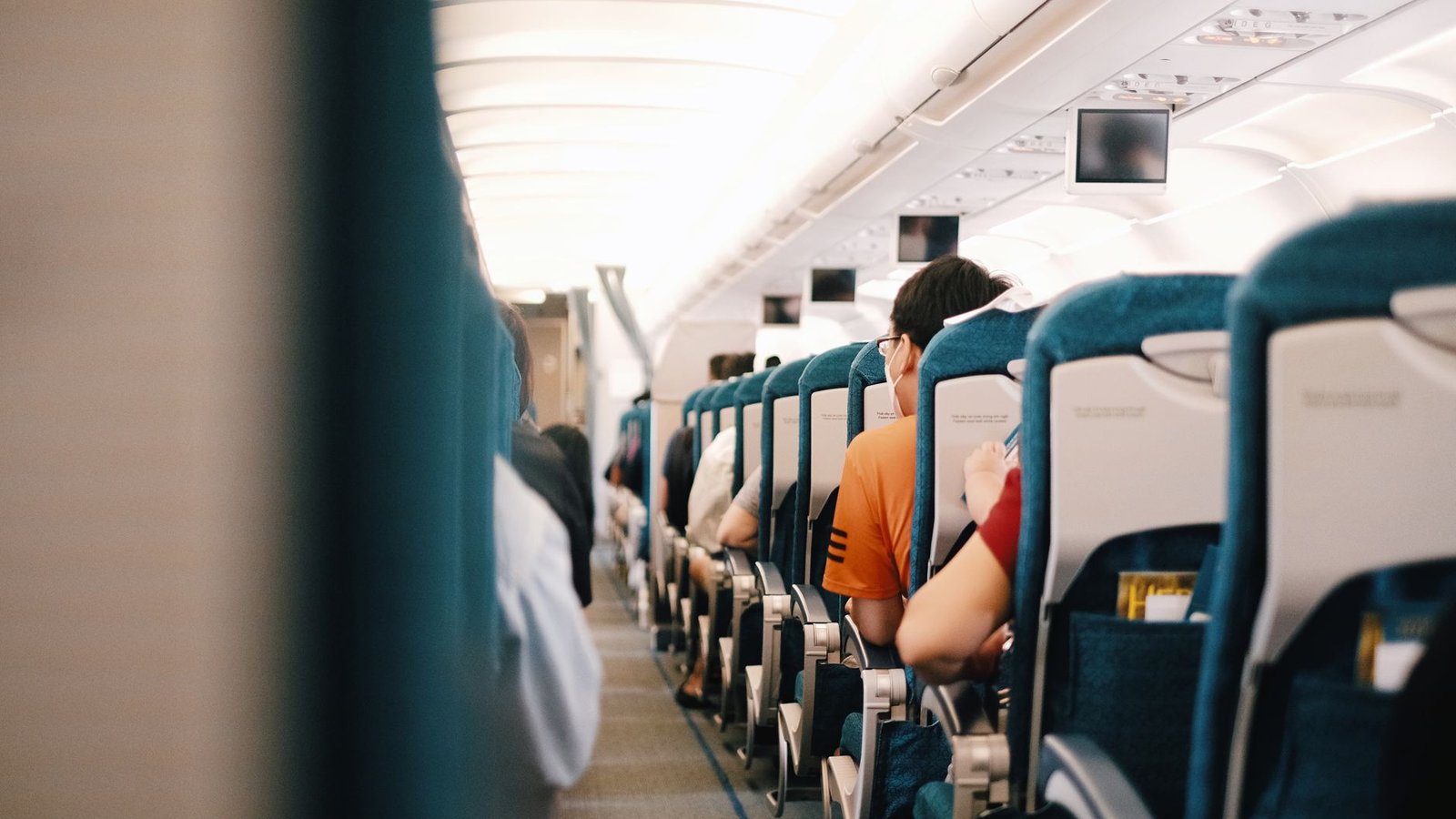 Passager assis avec de l'espace pour les jambes en classe économique