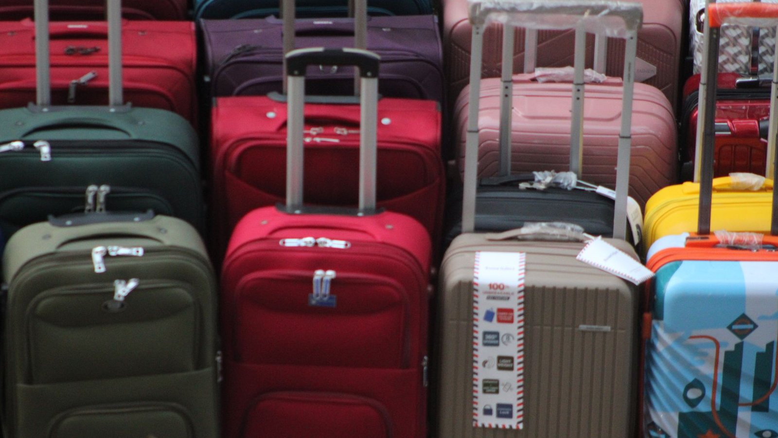 Valise posée sur une balance d'aéroport au comptoir d'enregistrement