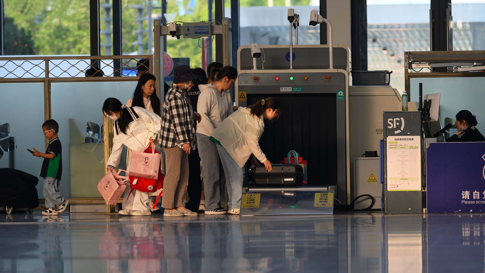 File de passagers au contrôle de sécurité dans un aéroport