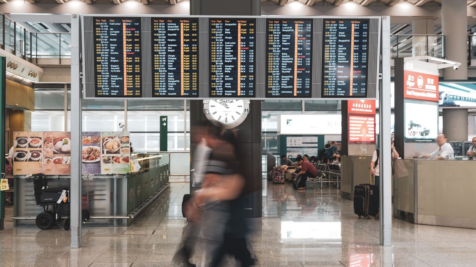 Tableau de départs d'aéroport affichant des vols retardés